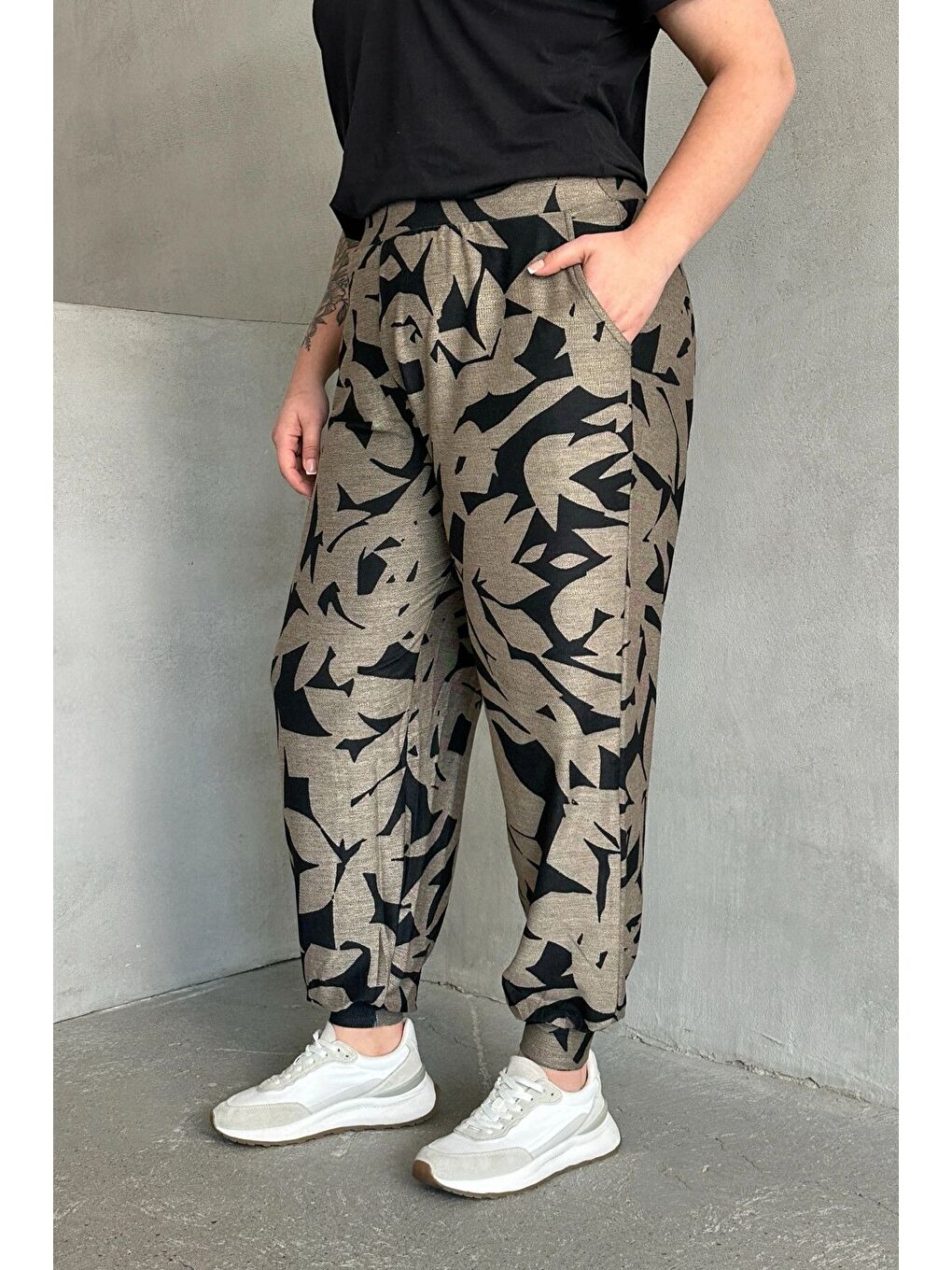 Siyah Büyük Beden Paçası Lastikli Parlak Baskılı Cepli Pantolon 302697-5