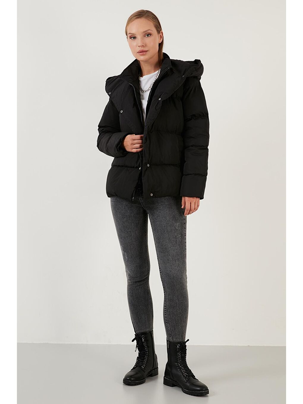 Siyah Fermuarlı Dik Yaka Kapüşonlu Şişme Mont 497BUSE-3