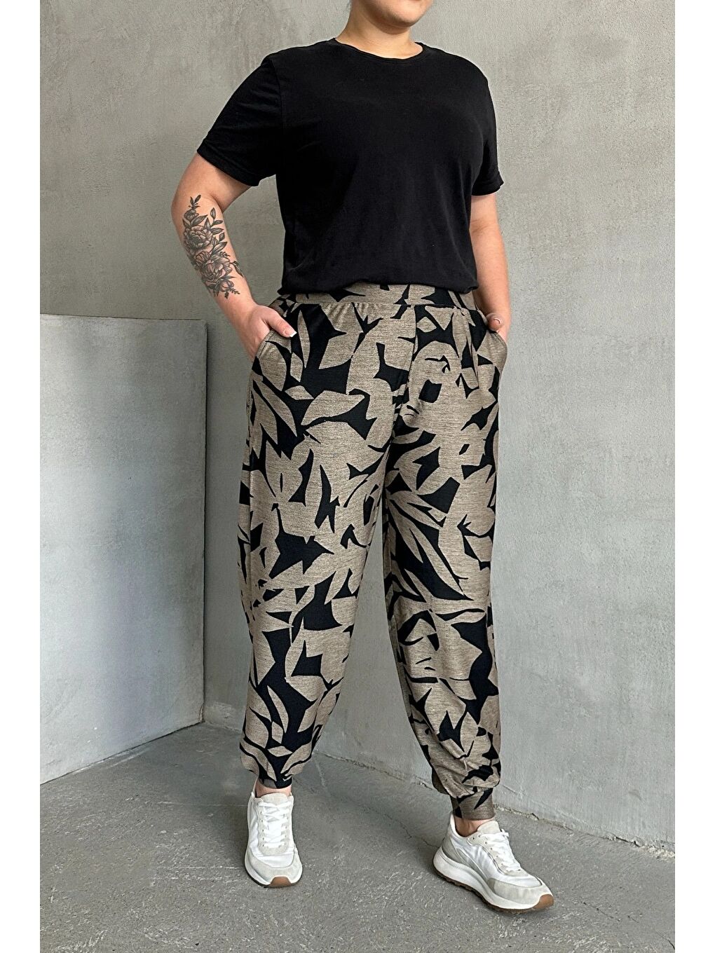 Siyah Büyük Beden Paçası Lastikli Parlak Baskılı Cepli Pantolon 302697-6