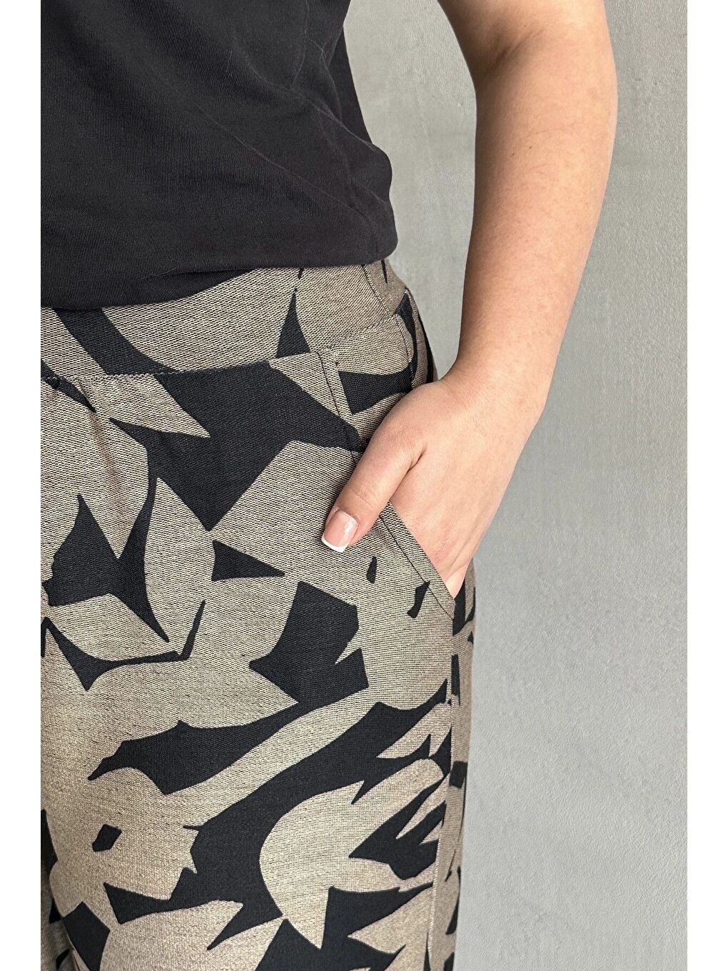 Siyah Büyük Beden Paçası Lastikli Parlak Baskılı Cepli Pantolon 302697-7