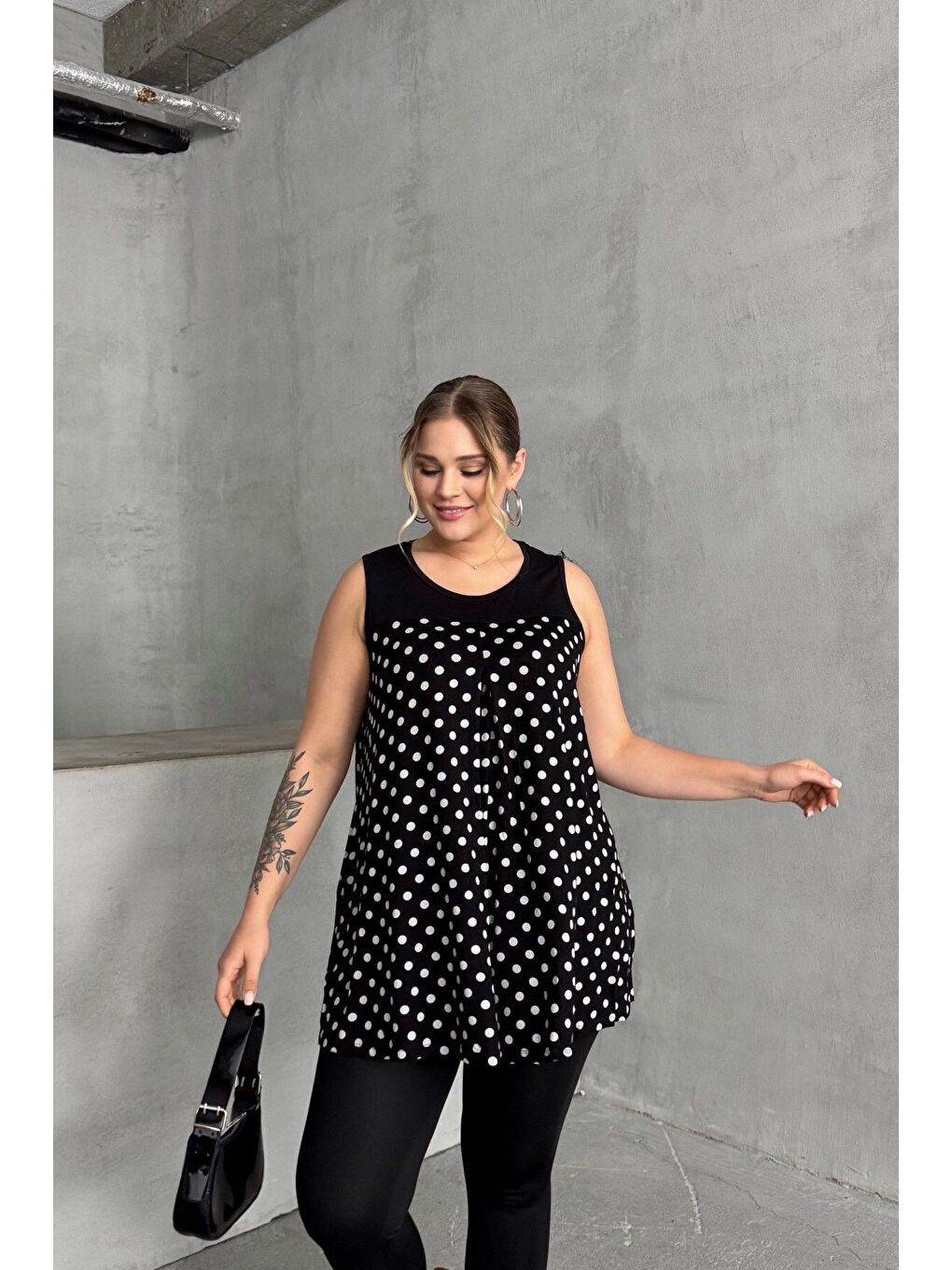 Siyah Büyük Beden Sıfır Kol Bisiklet Yaka Puantiyeli Pileli Bluz 302250