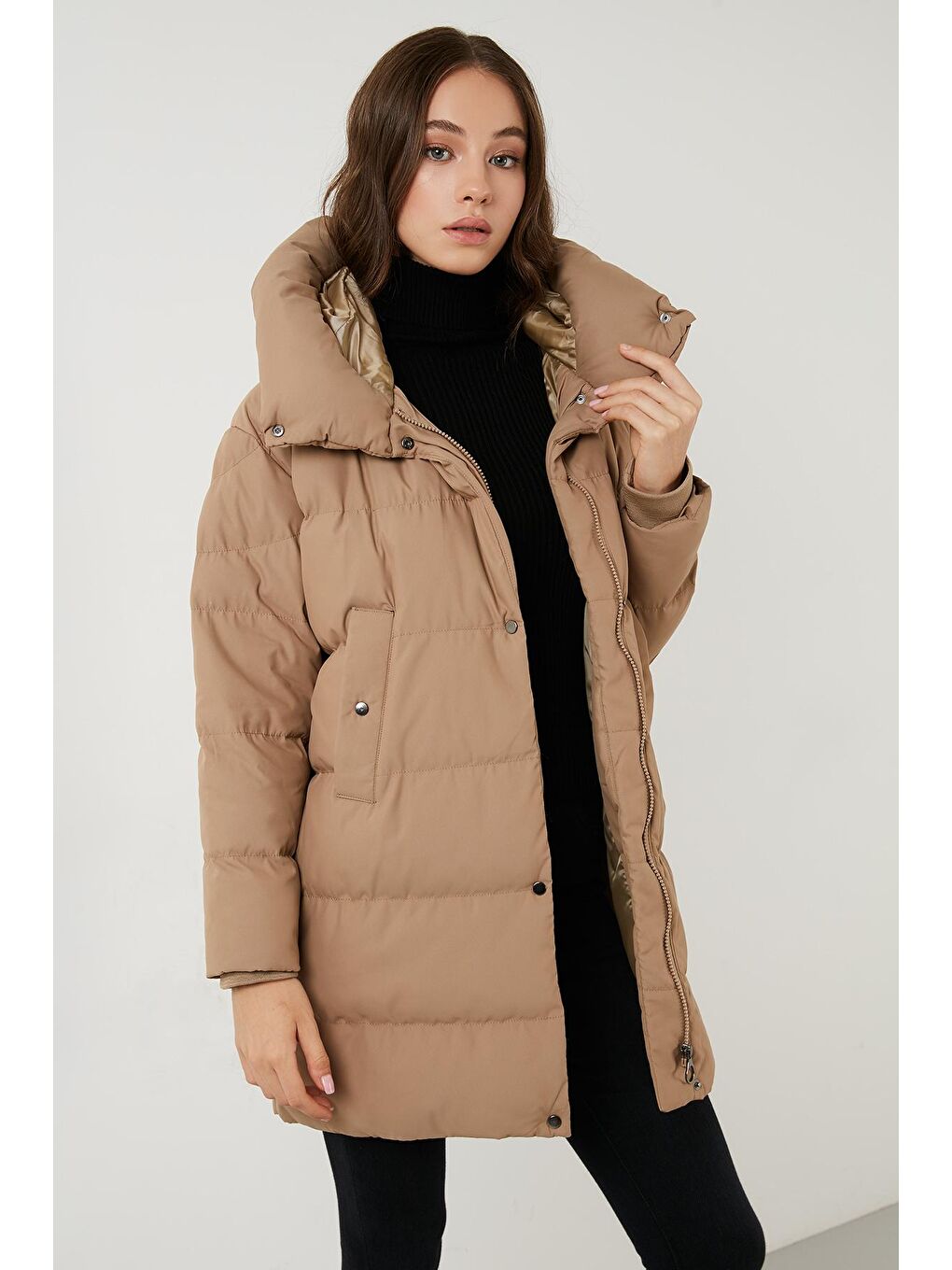 Bej Cep Detaylı Kapüşonlu Uzun Oversize Şişme Mont 497MELODY-1