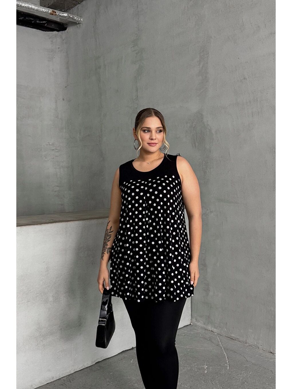 Siyah Büyük Beden Sıfır Kol Bisiklet Yaka Puantiyeli Pileli Bluz 302250-1