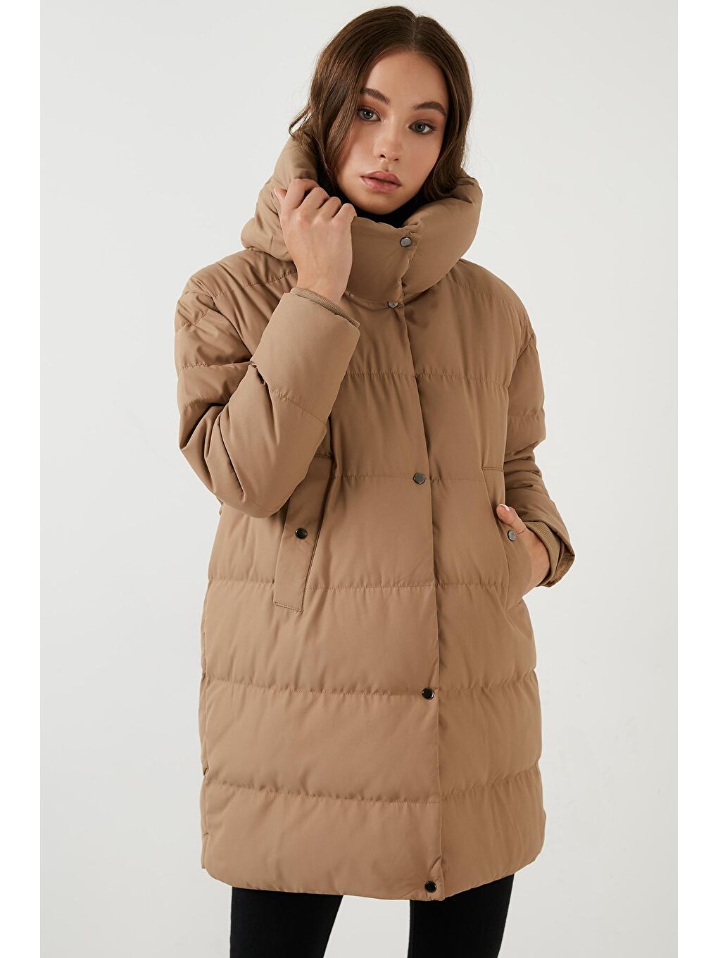 Bej Cep Detaylı Kapüşonlu Uzun Oversize Şişme Mont 497MELODY-2