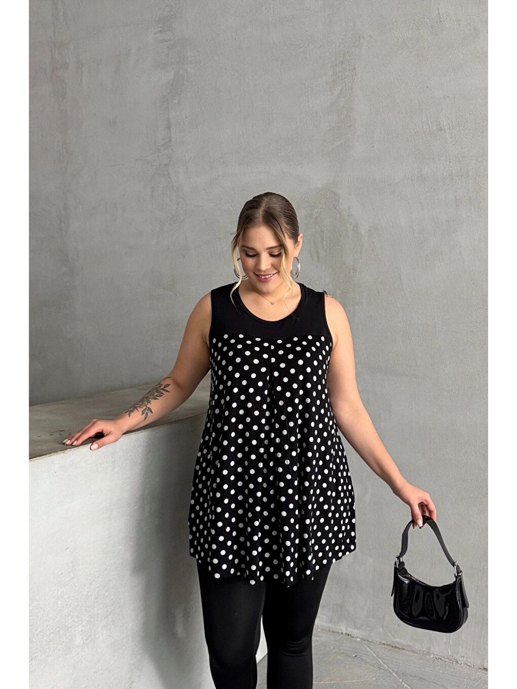 Siyah Büyük Beden Sıfır Kol Bisiklet Yaka Puantiyeli Pileli Bluz 302250-3