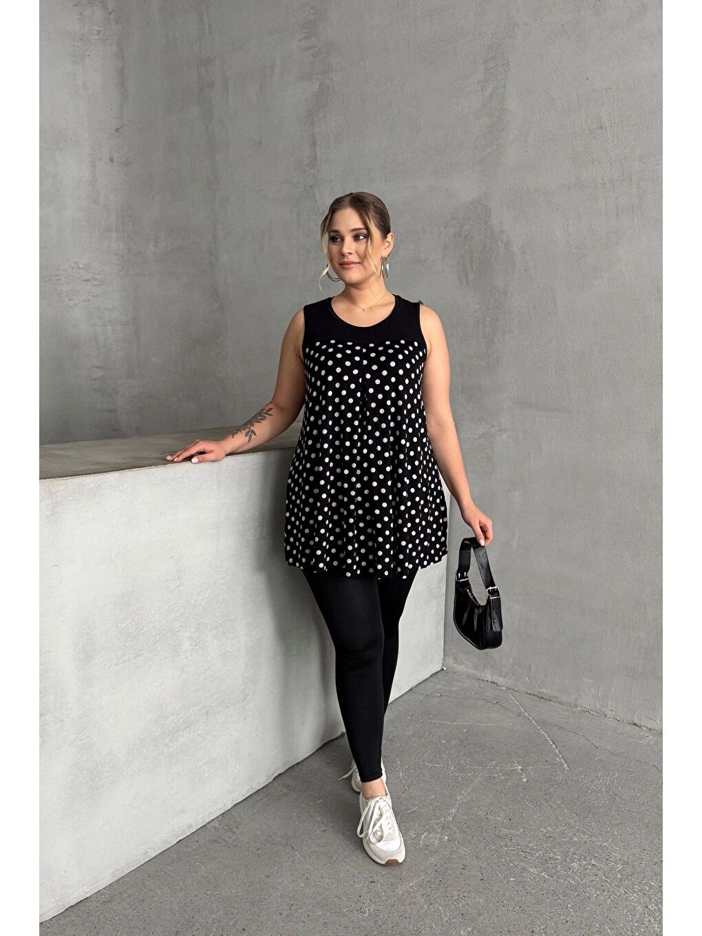 Siyah Büyük Beden Sıfır Kol Bisiklet Yaka Puantiyeli Pileli Bluz 302250-4