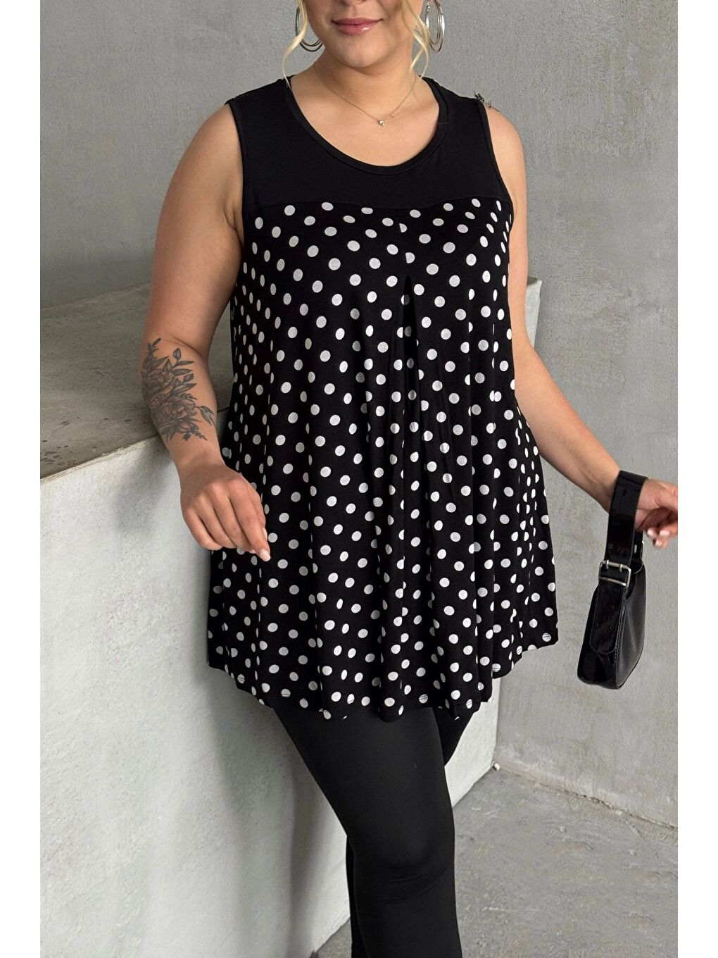 Siyah Büyük Beden Sıfır Kol Bisiklet Yaka Puantiyeli Pileli Bluz 302250-5