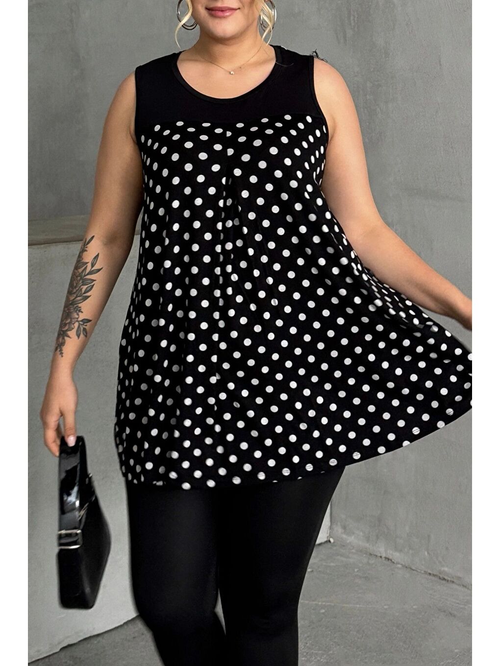 Siyah Büyük Beden Sıfır Kol Bisiklet Yaka Puantiyeli Pileli Bluz 302250-6