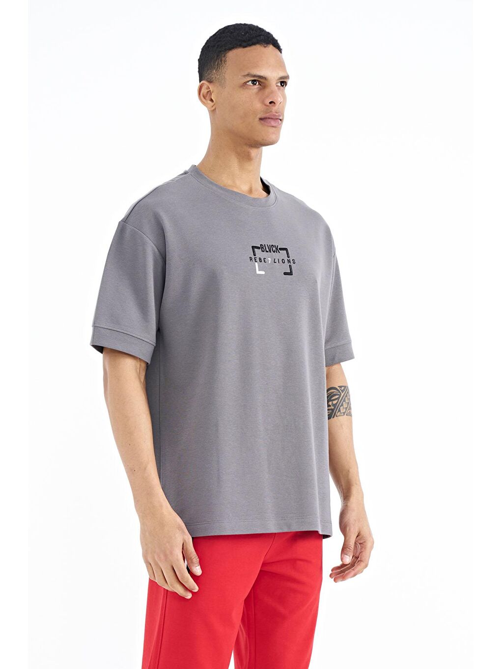 Koyu Gri Yazı Nakışlı O Yaka Oversize Erkek Tişört - 88192-3