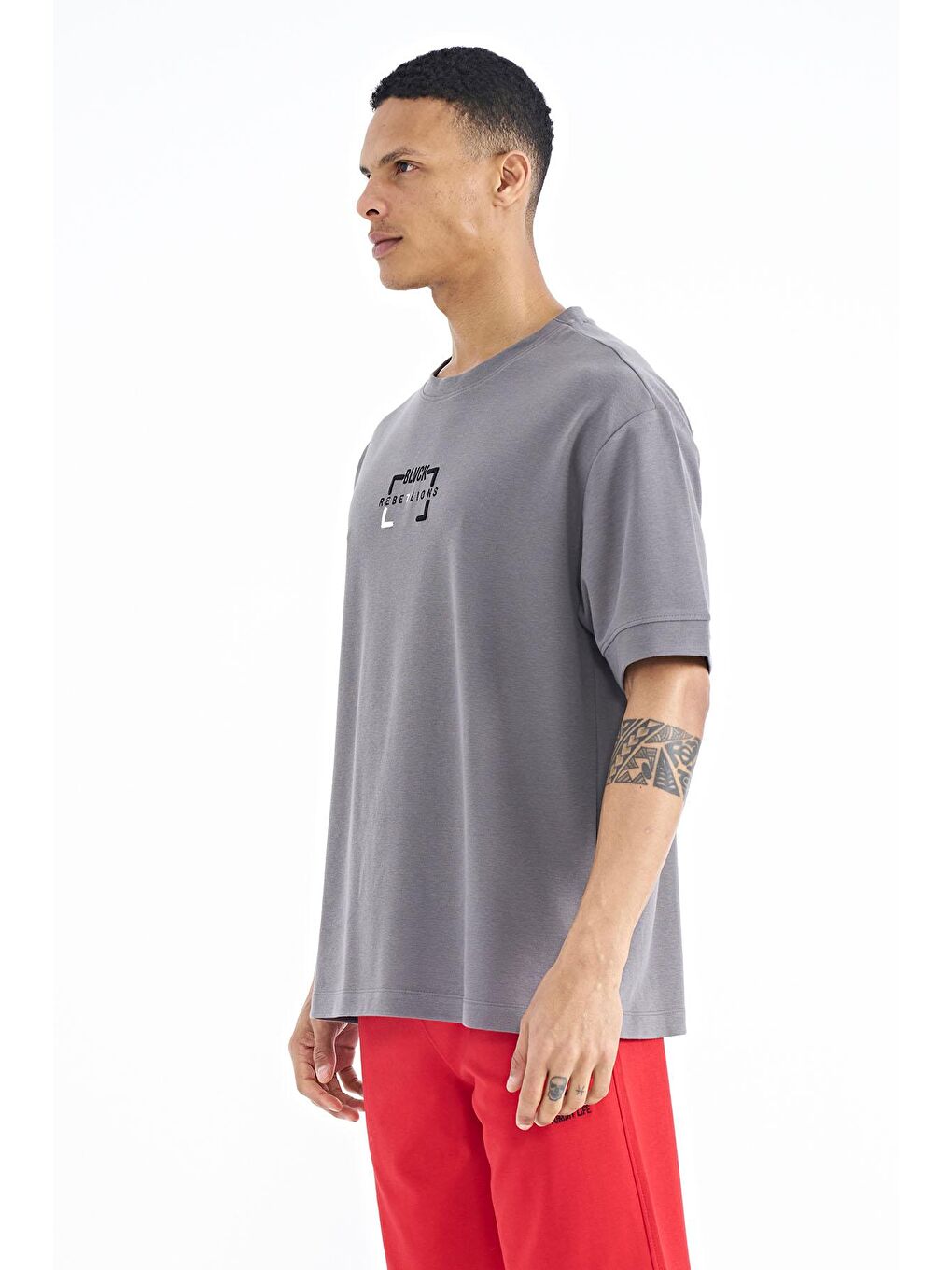 Koyu Gri Yazı Nakışlı O Yaka Oversize Erkek Tişört - 88192-4