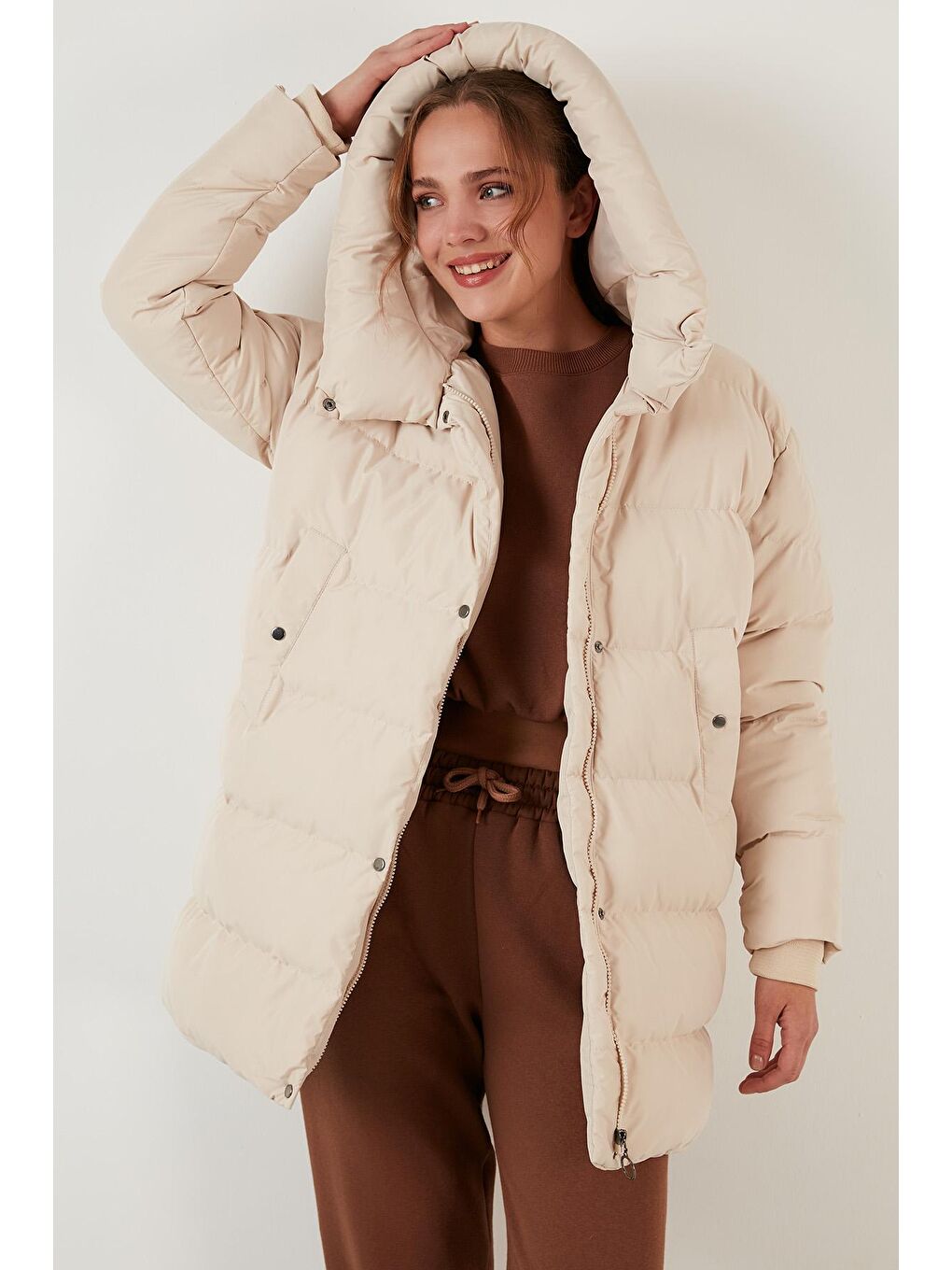 Ekru Cep Detaylı Kapüşonlu Uzun Oversize Şişme Mont 497MELODY-1