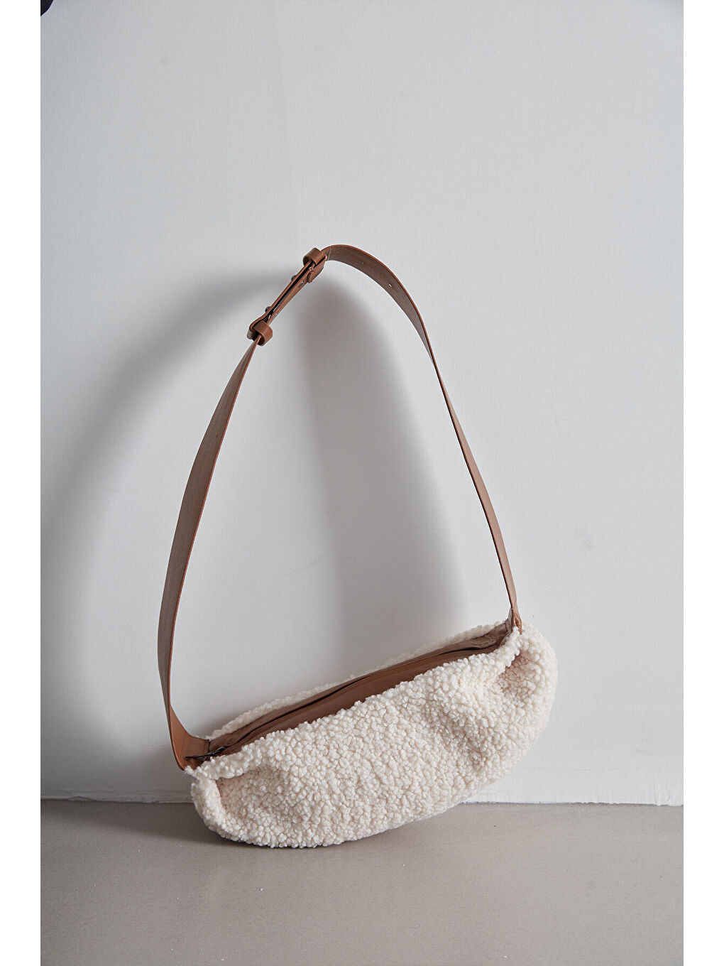 Suni Kürklü Çapraz Çanta Bej