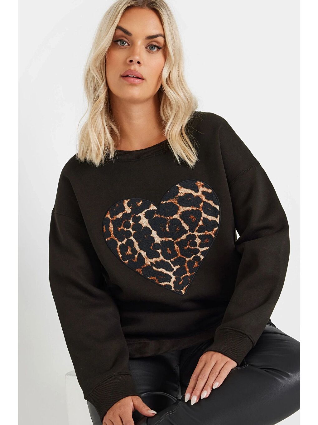 Siyah Büyük Beden Uzun Kollu Bisiklet Yaka Leopar Kalp Baskılı Sweatshirt 303752