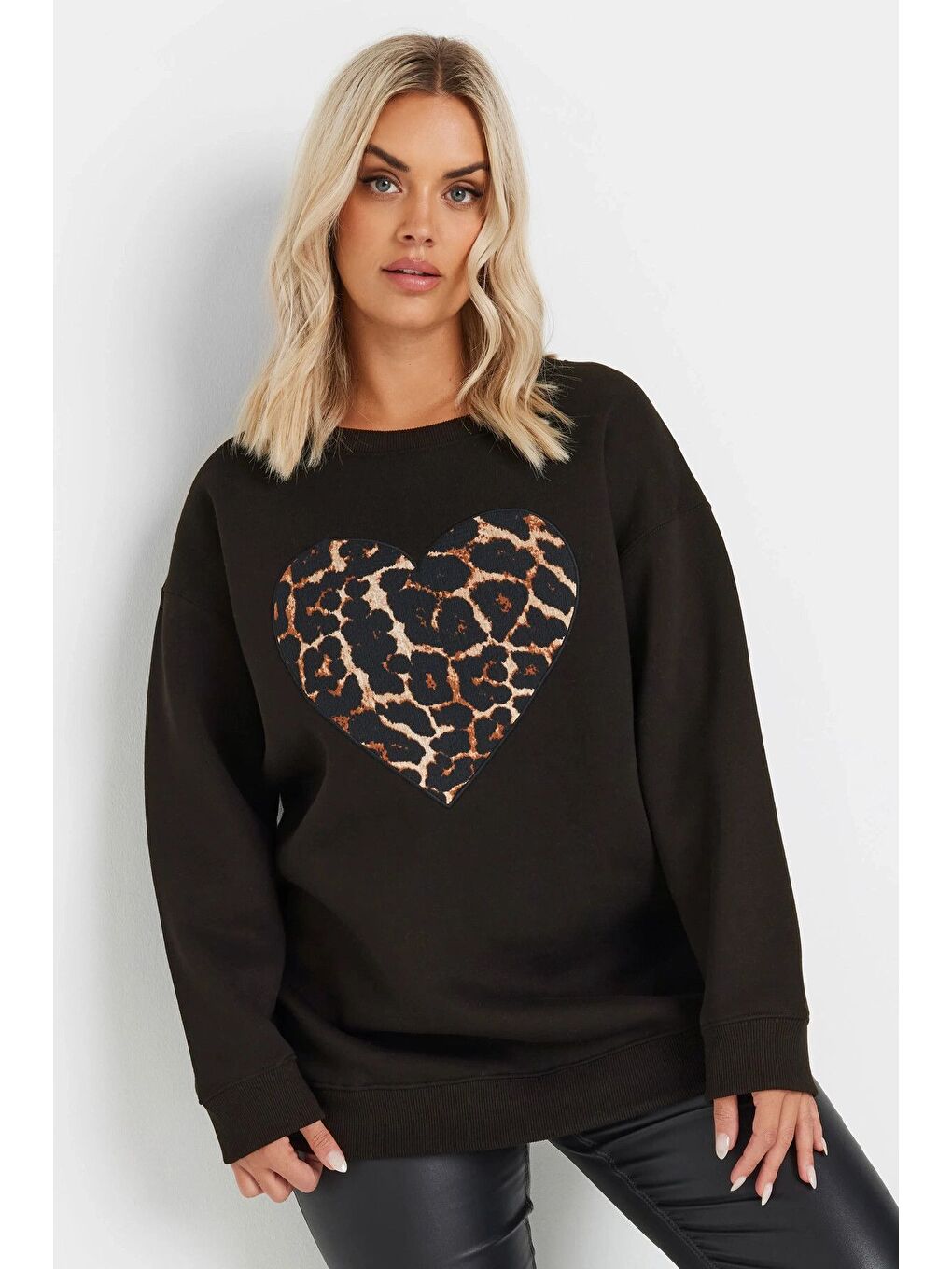 Siyah Büyük Beden Uzun Kollu Bisiklet Yaka Leopar Kalp Baskılı Sweatshirt 303752-1