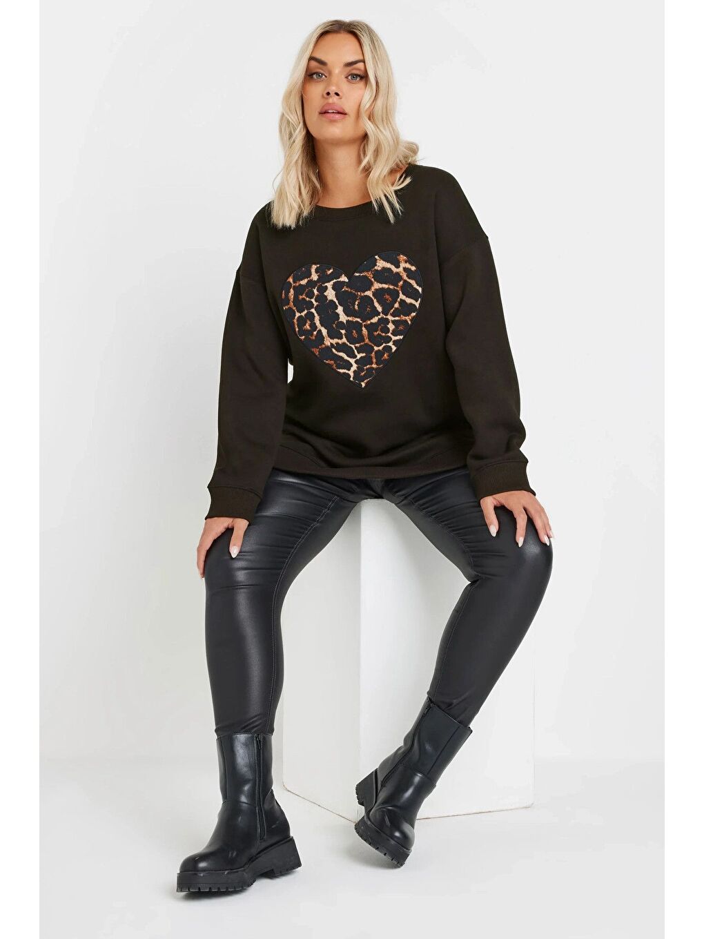 Siyah Büyük Beden Uzun Kollu Bisiklet Yaka Leopar Kalp Baskılı Sweatshirt 303752-3