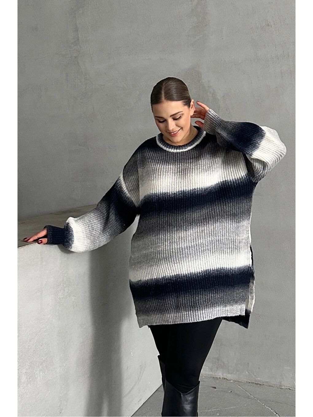 Siyah Büyük Beden Uzun Kollu Bisiklet Yaka Renk Bloklu Yırtmaçlı Triko Kazak 302345