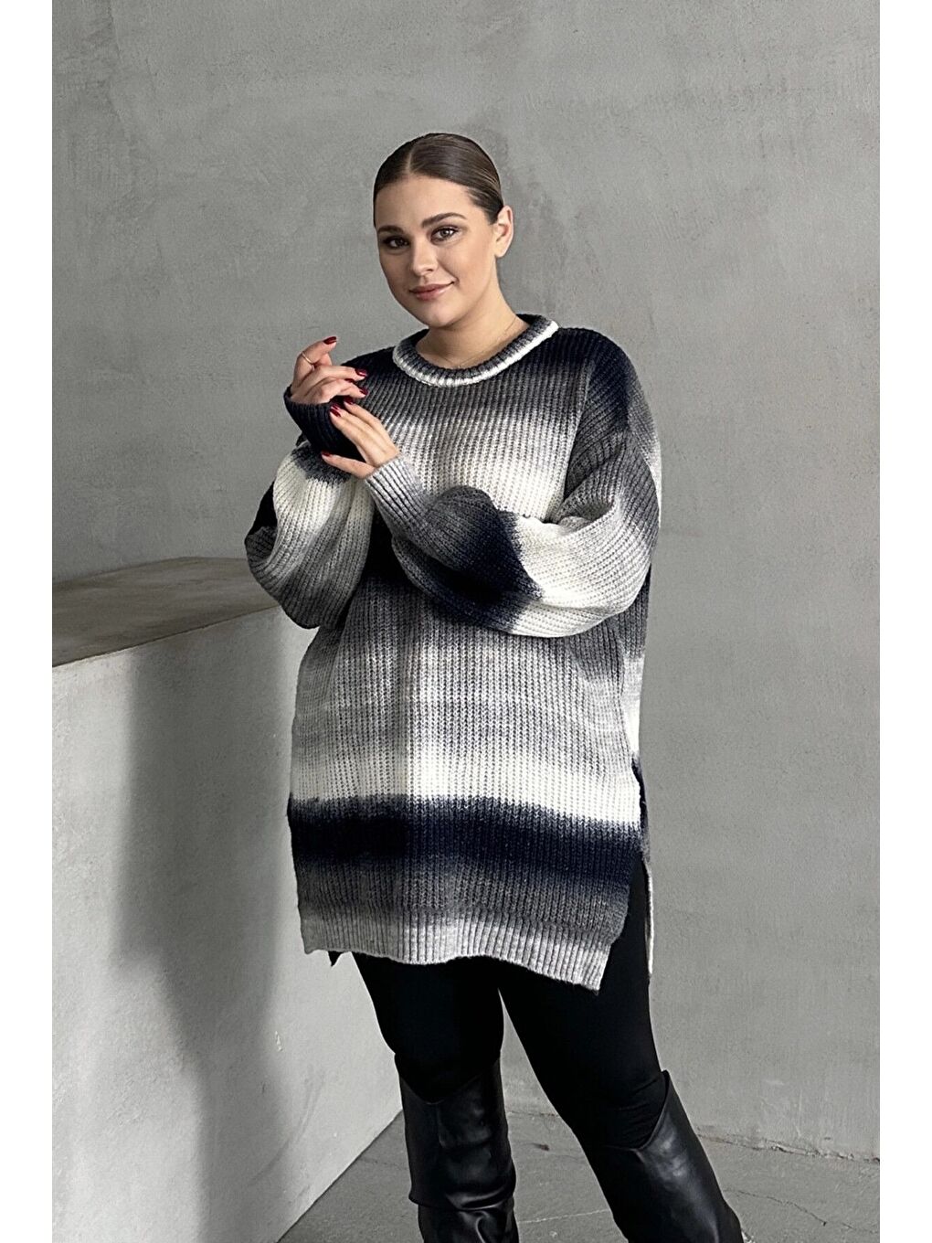 Siyah Büyük Beden Uzun Kollu Bisiklet Yaka Renk Bloklu Yırtmaçlı Triko Kazak 302345-1