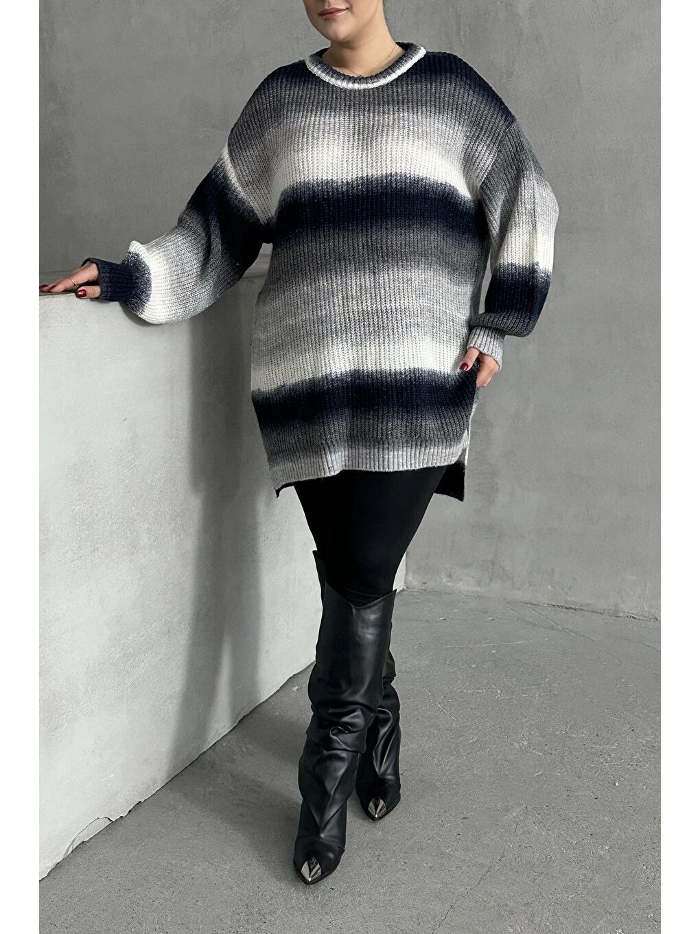 Siyah Büyük Beden Uzun Kollu Bisiklet Yaka Renk Bloklu Yırtmaçlı Triko Kazak 302345-3