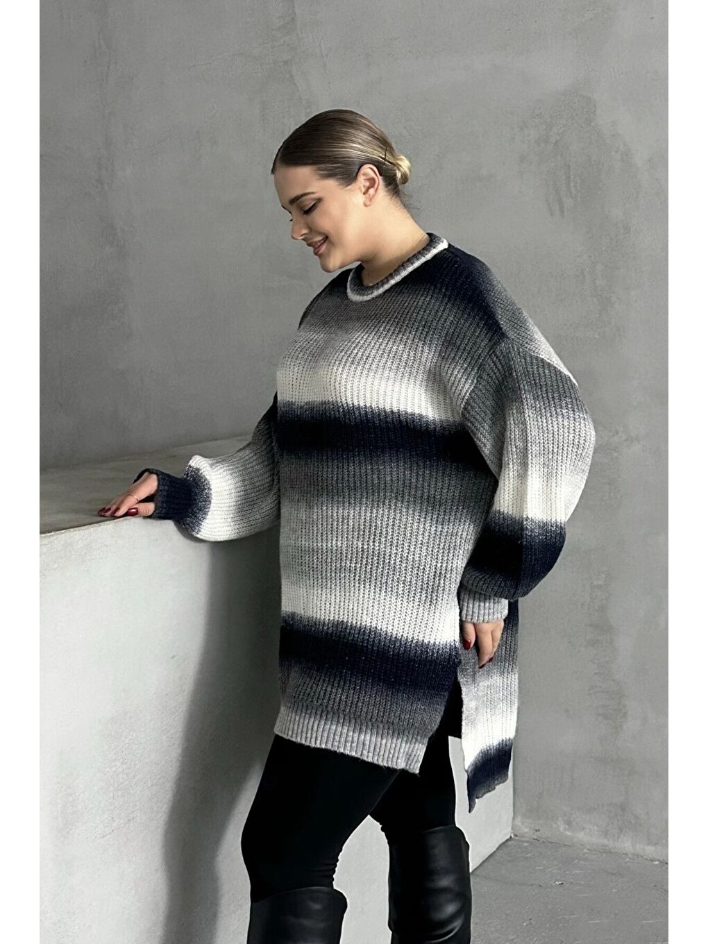 Siyah Büyük Beden Uzun Kollu Bisiklet Yaka Renk Bloklu Yırtmaçlı Triko Kazak 302345-4