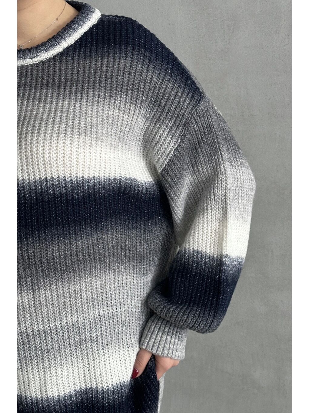 Siyah Büyük Beden Uzun Kollu Bisiklet Yaka Renk Bloklu Yırtmaçlı Triko Kazak 302345-6