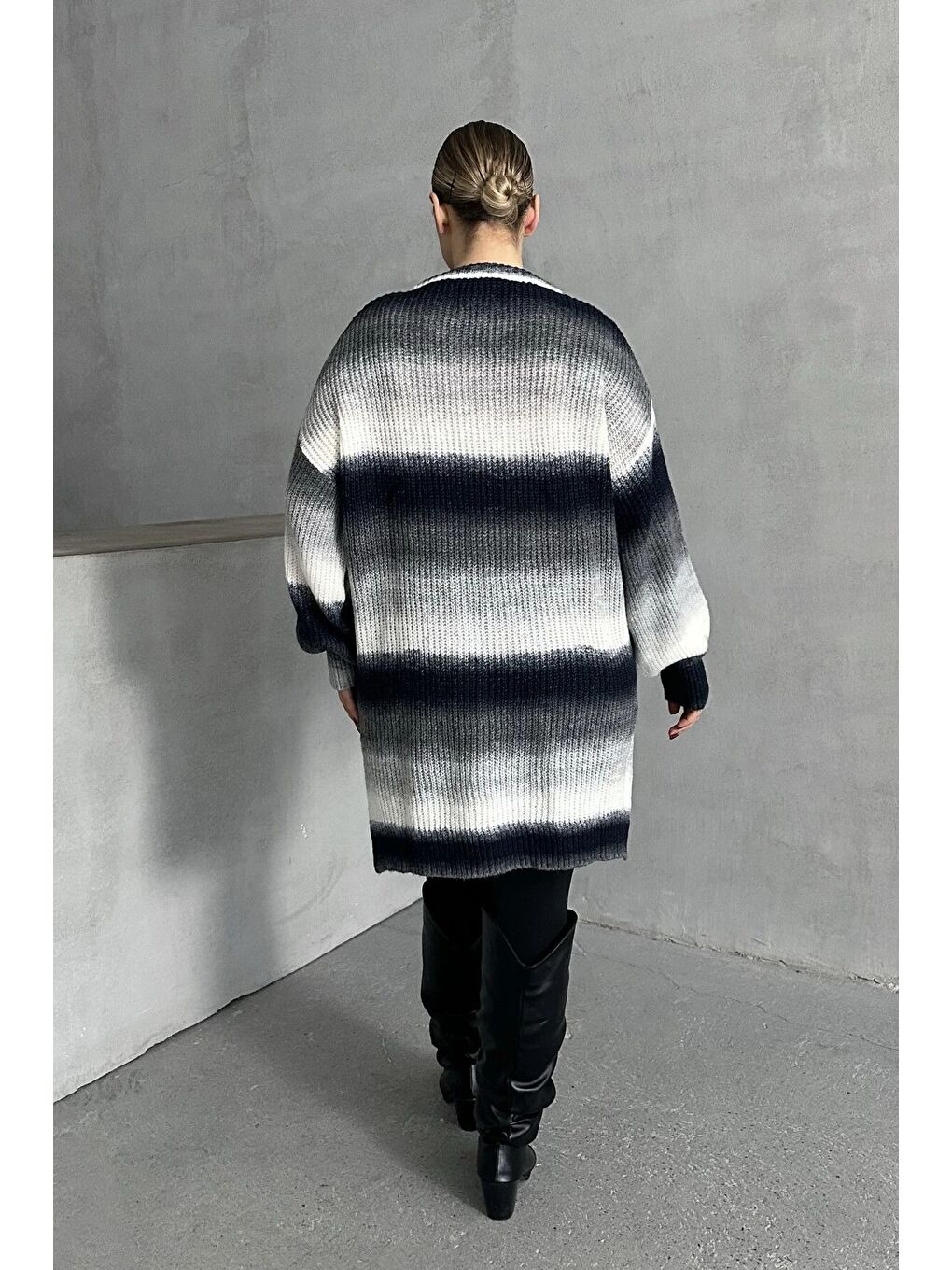 Siyah Büyük Beden Uzun Kollu Bisiklet Yaka Renk Bloklu Yırtmaçlı Triko Kazak 302345-7