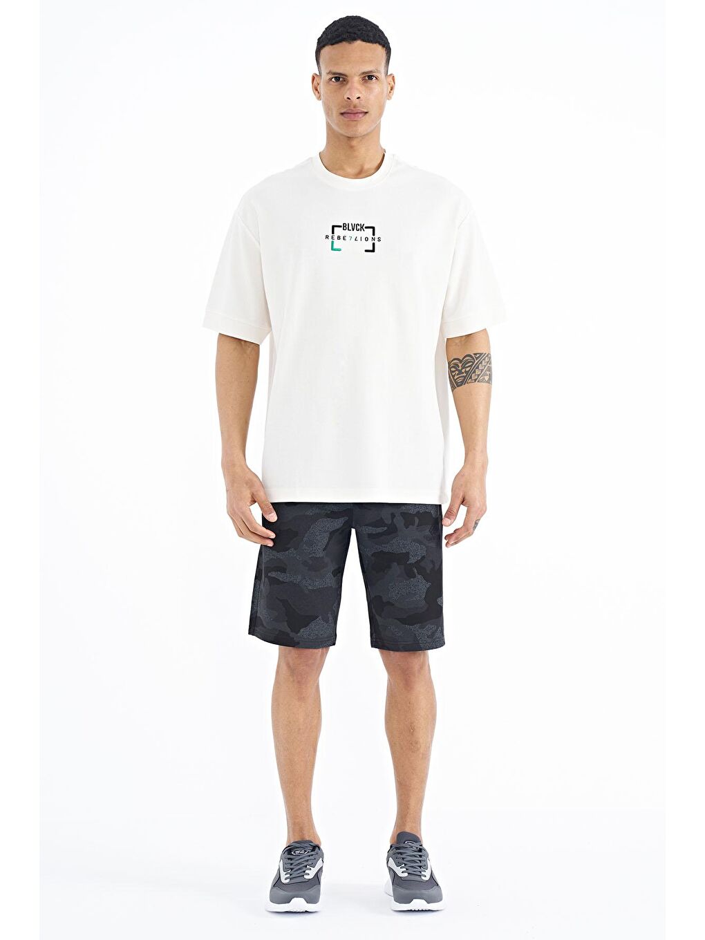 Ekru Yazı Nakışlı O Yaka Oversize Erkek Tişört - 88192-1