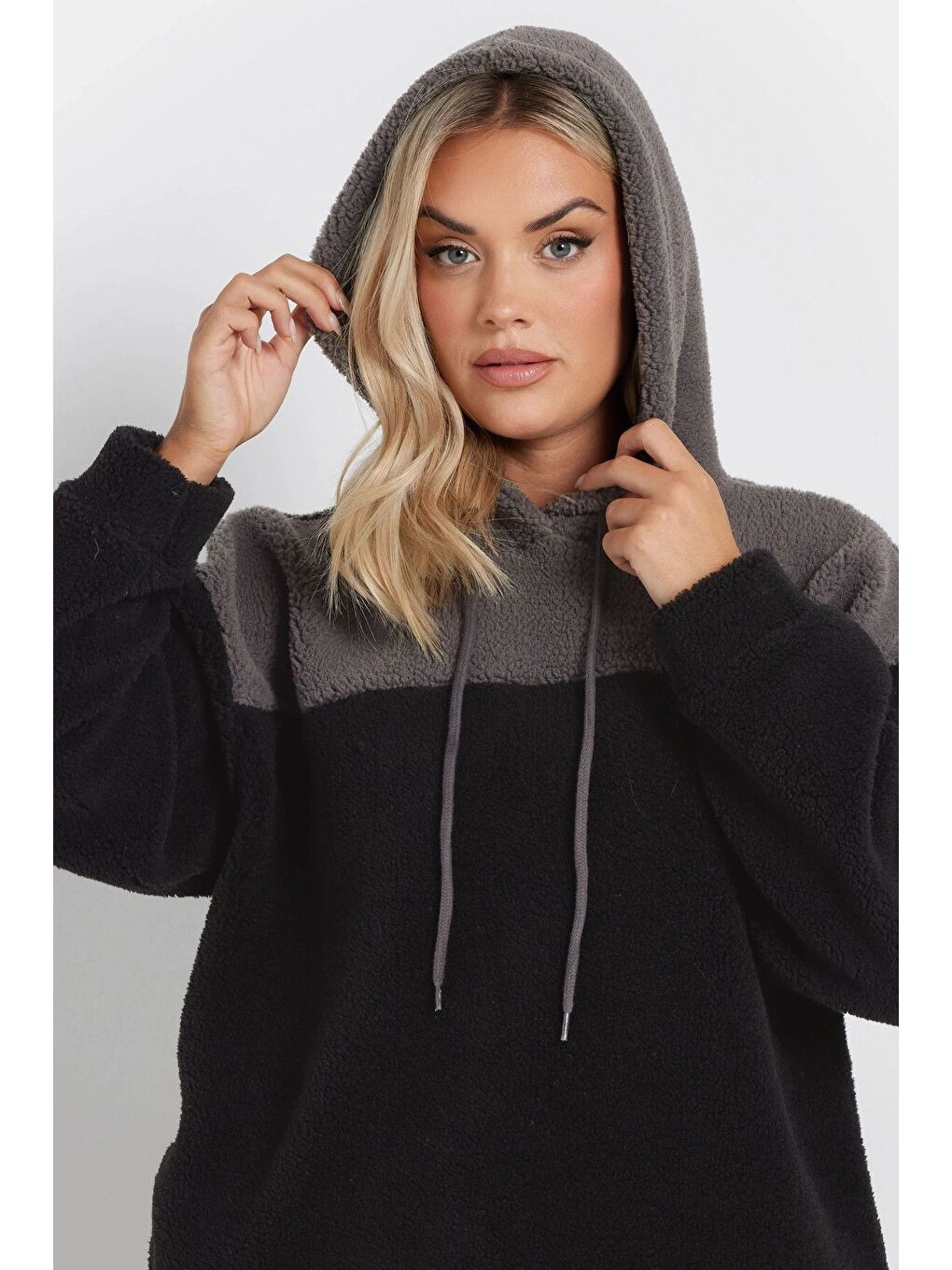 Siyah Büyük Beden Uzun Kollu Kapüşonlu ve Cepli Pelüş Sweatshirt 303790-1