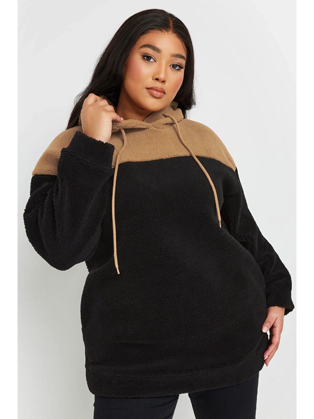 Siyah Büyük Beden Uzun Kollu Kapüşonlu ve Cepli Pelüş Sweatshirt 303796