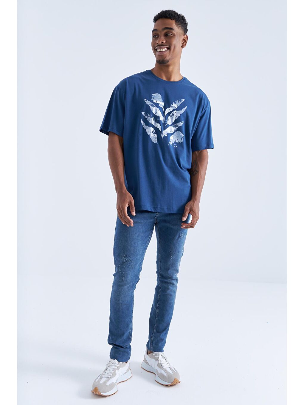 İndigo Büyük Baskılı O Yaka Erkek Oversize Tişört  - 88092-1