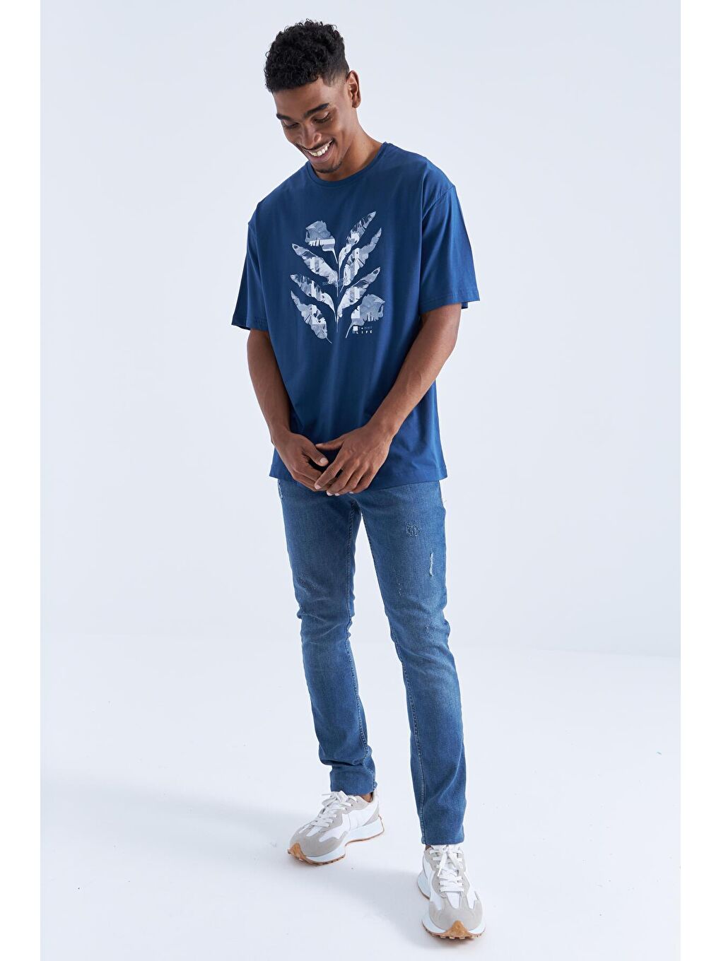 İndigo Büyük Baskılı O Yaka Erkek Oversize Tişört  - 88092-3