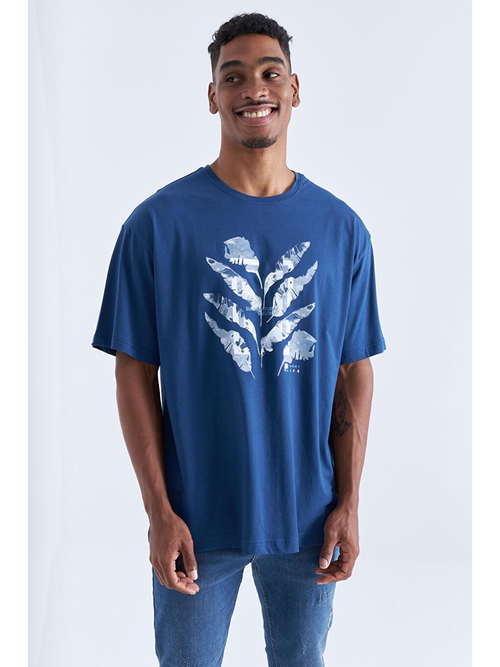 İndigo Büyük Baskılı O Yaka Erkek Oversize Tişört  - 88092-4