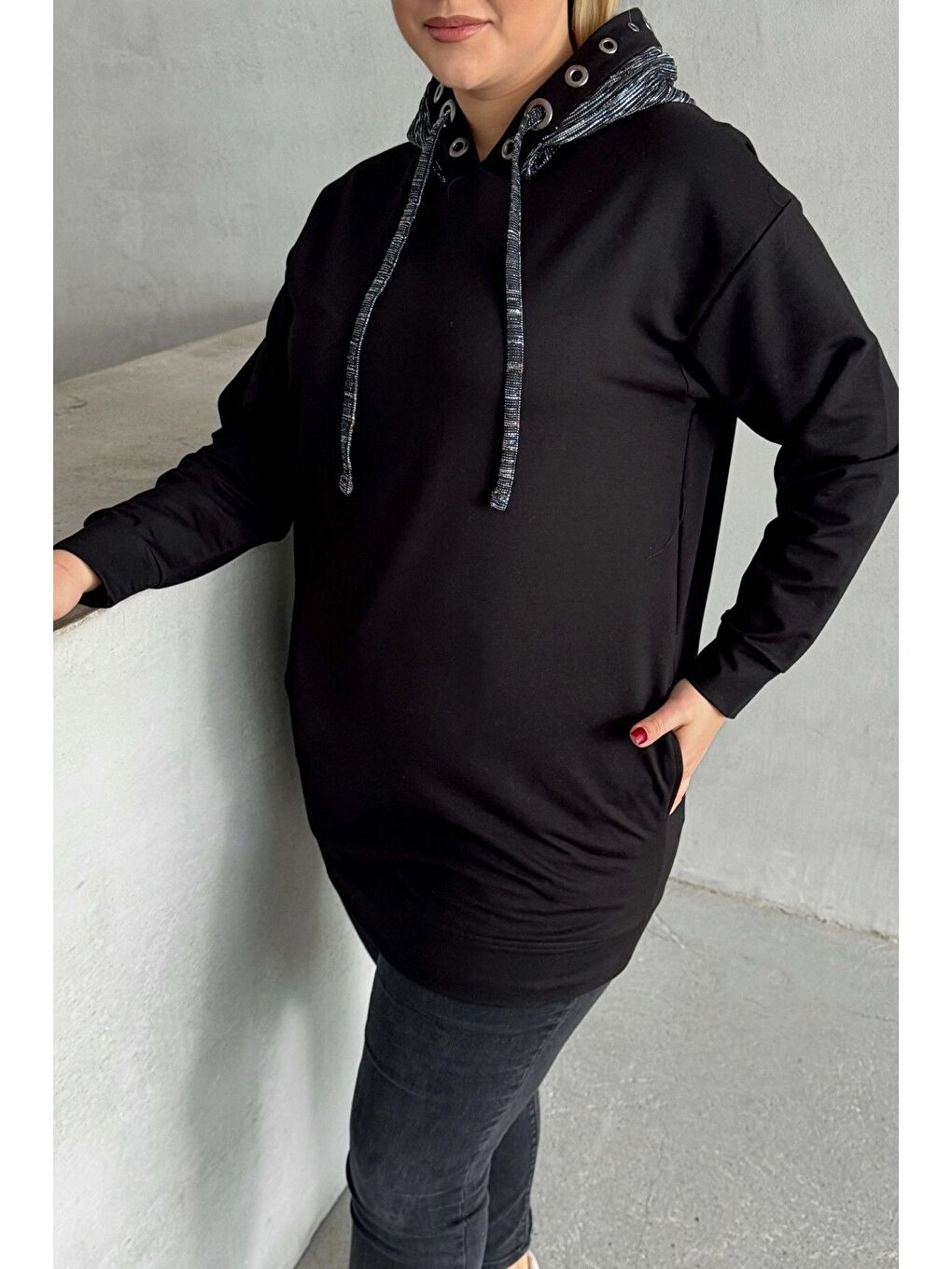 Siyah Büyük Beden Uzun Kollu Kapüşonu Desenli Cepli Sweatshirt 106-92-5