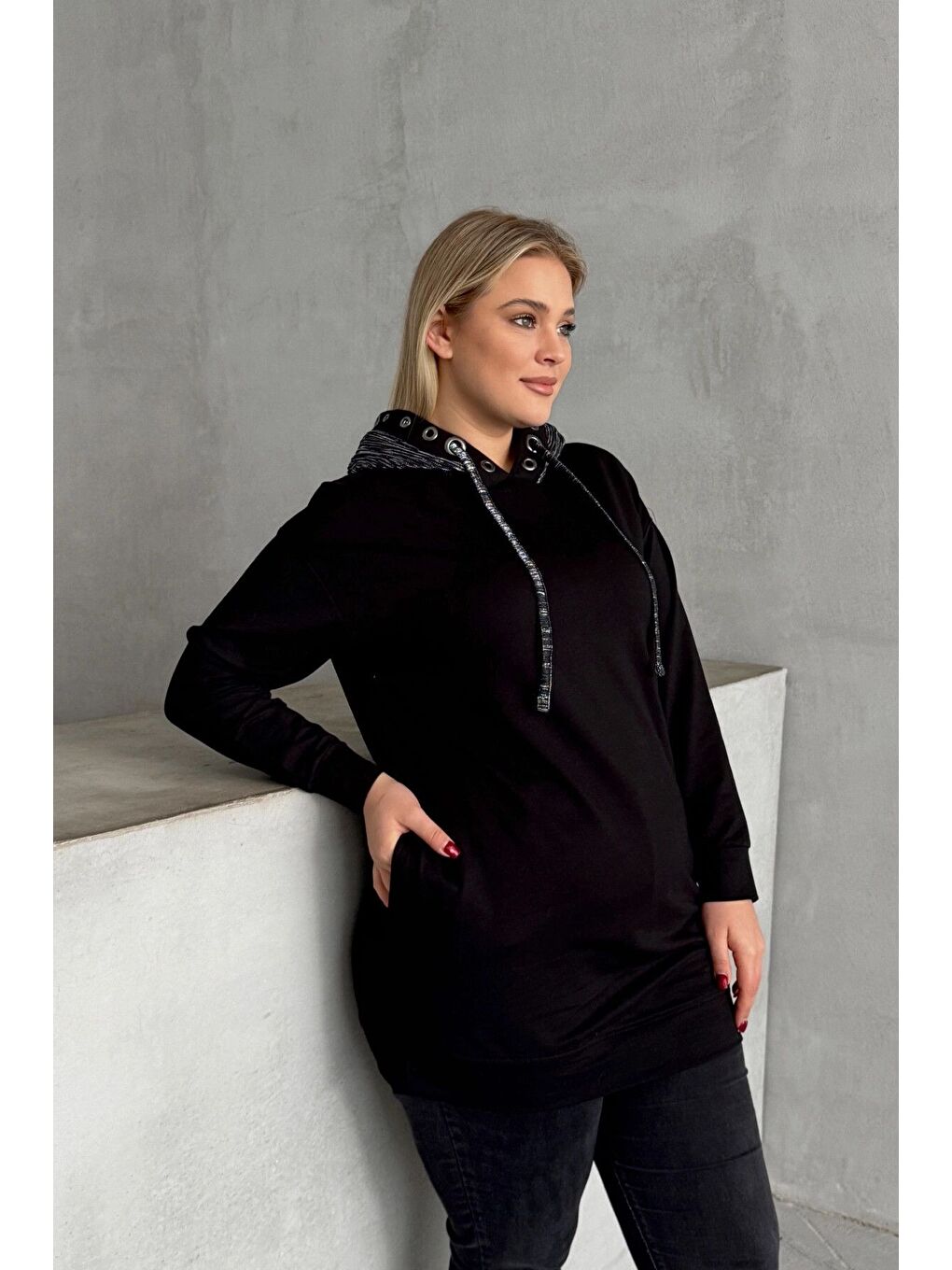 Siyah Büyük Beden Uzun Kollu Kapüşonu Desenli Cepli Sweatshirt 106-92-6