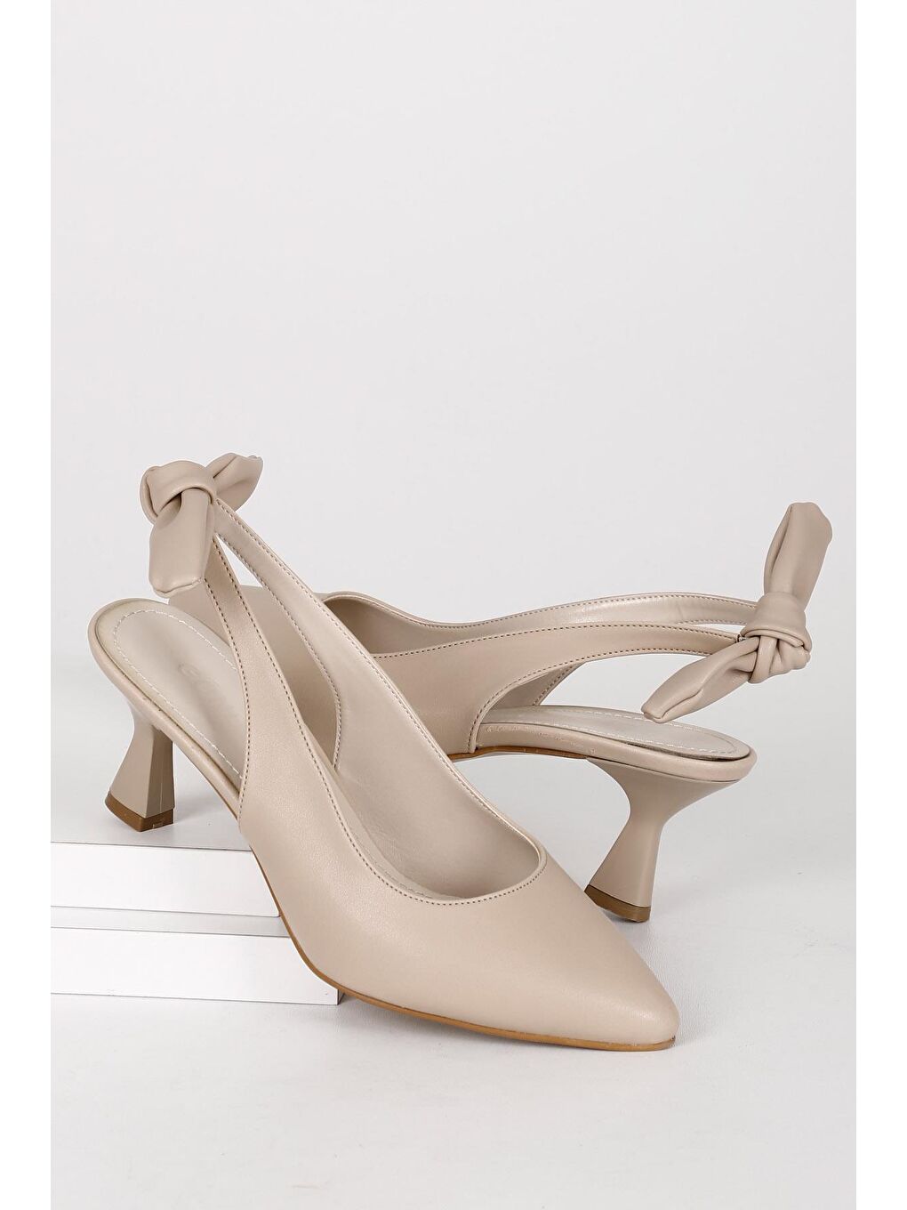 Bej Sivri Burun Kadeh Ökçe Arkası Açık Kadın Ayakkabı 38119