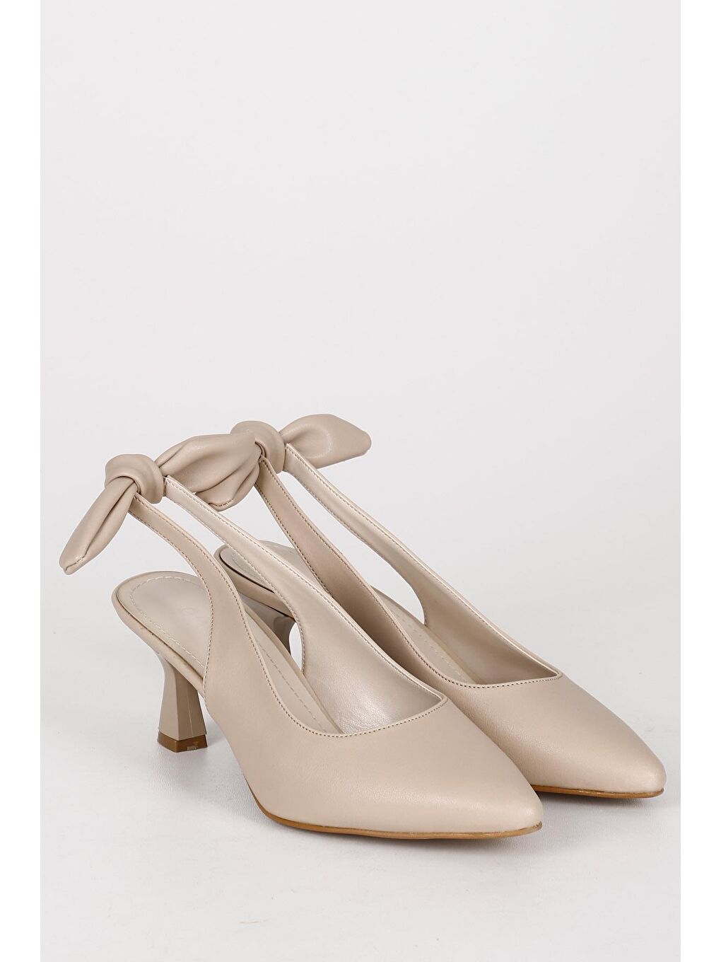 Bej Sivri Burun Kadeh Ökçe Arkası Açık Kadın Ayakkabı 38119-1