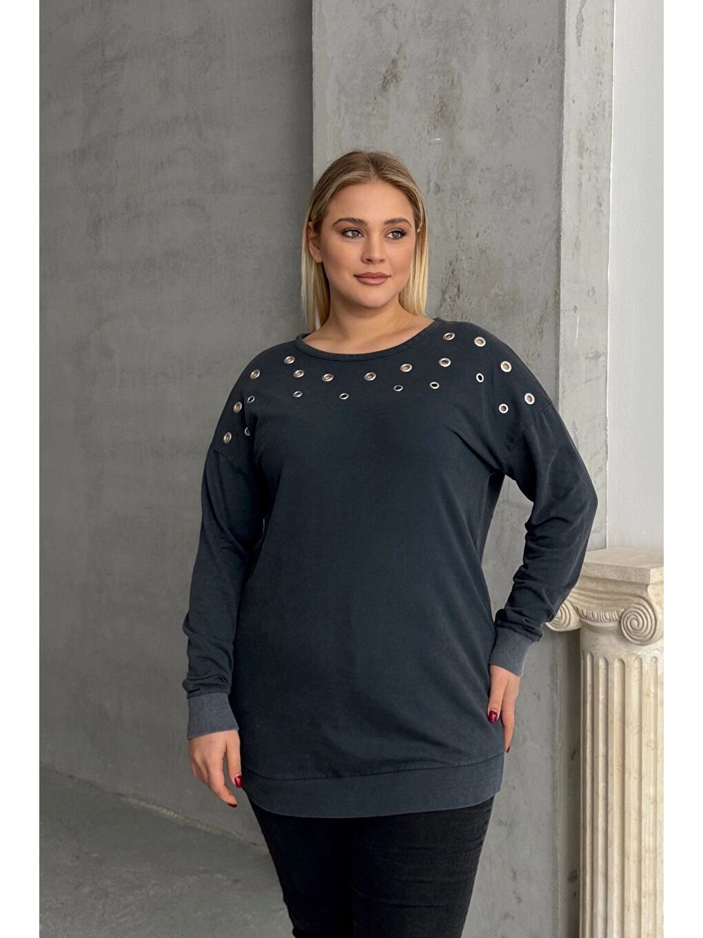 Antrasit Büyük Beden Uzun Kollu Kuşgözü ve Sırt Dekolte Detaylı Sweatshirt 303870-1