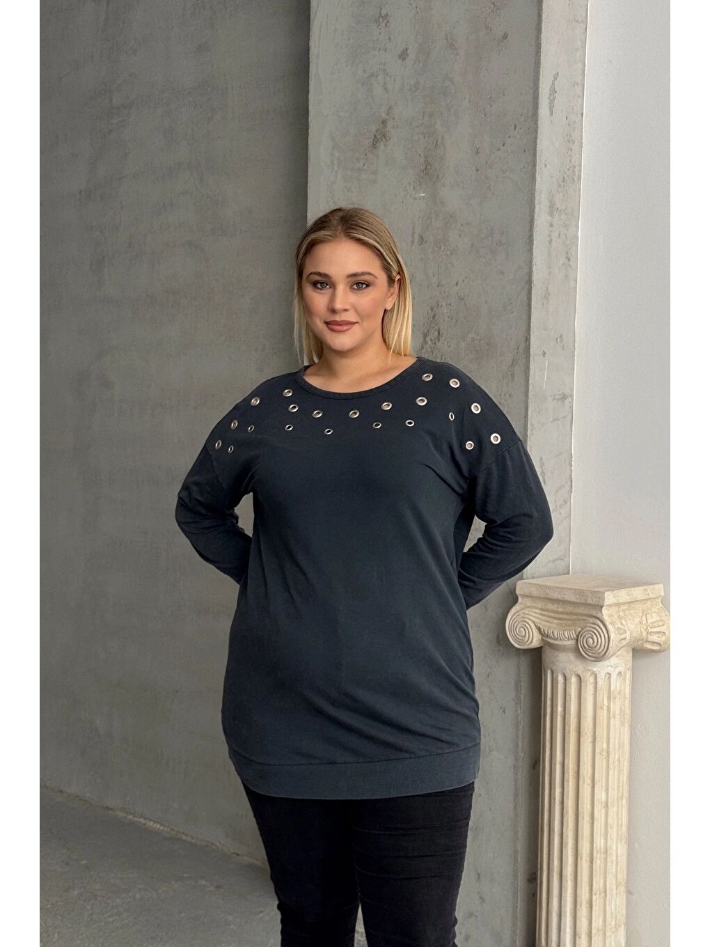 Antrasit Büyük Beden Uzun Kollu Kuşgözü ve Sırt Dekolte Detaylı Sweatshirt 303870-4