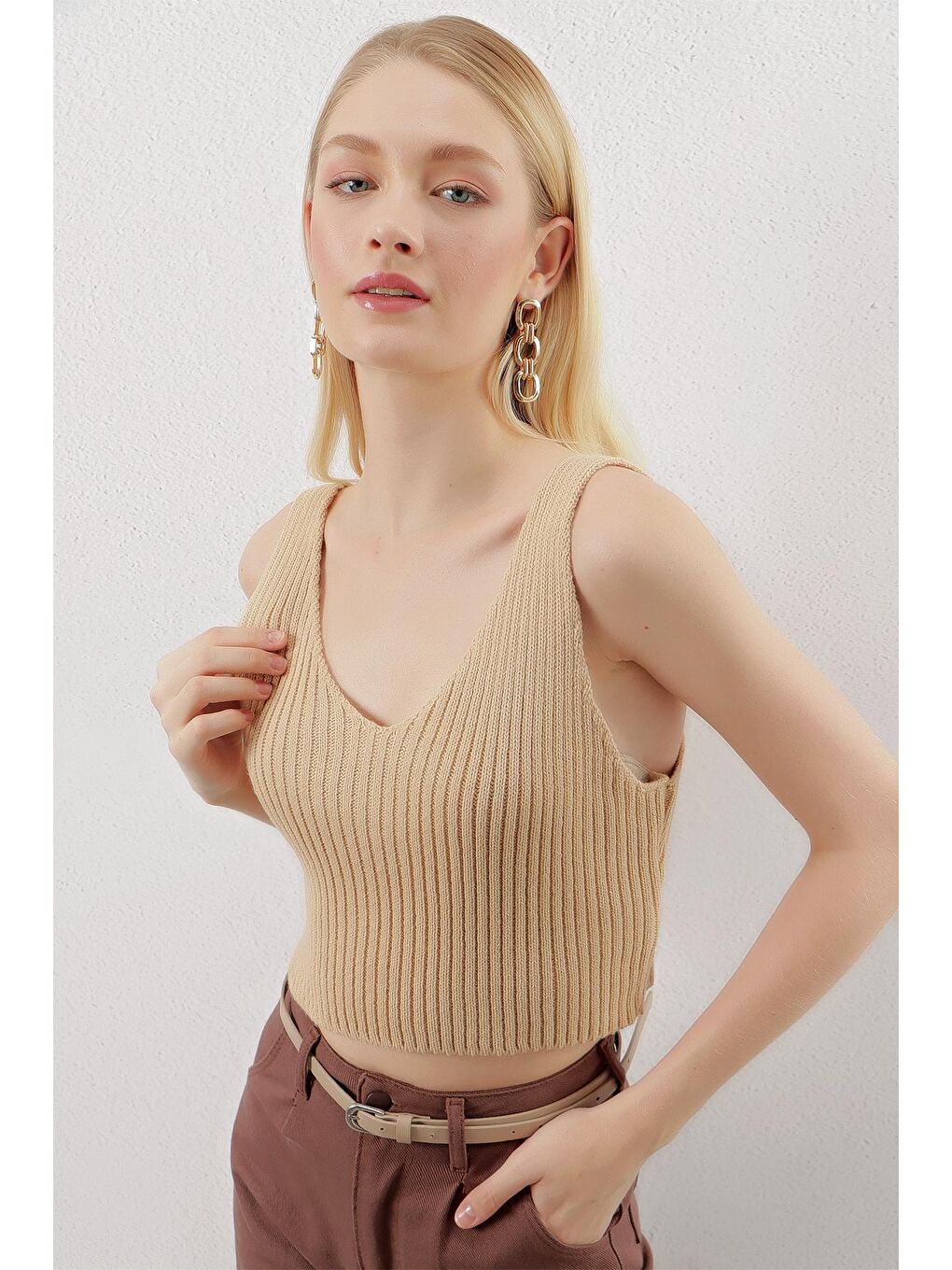 Bej Taş Askılı V Yaka Triko Crop