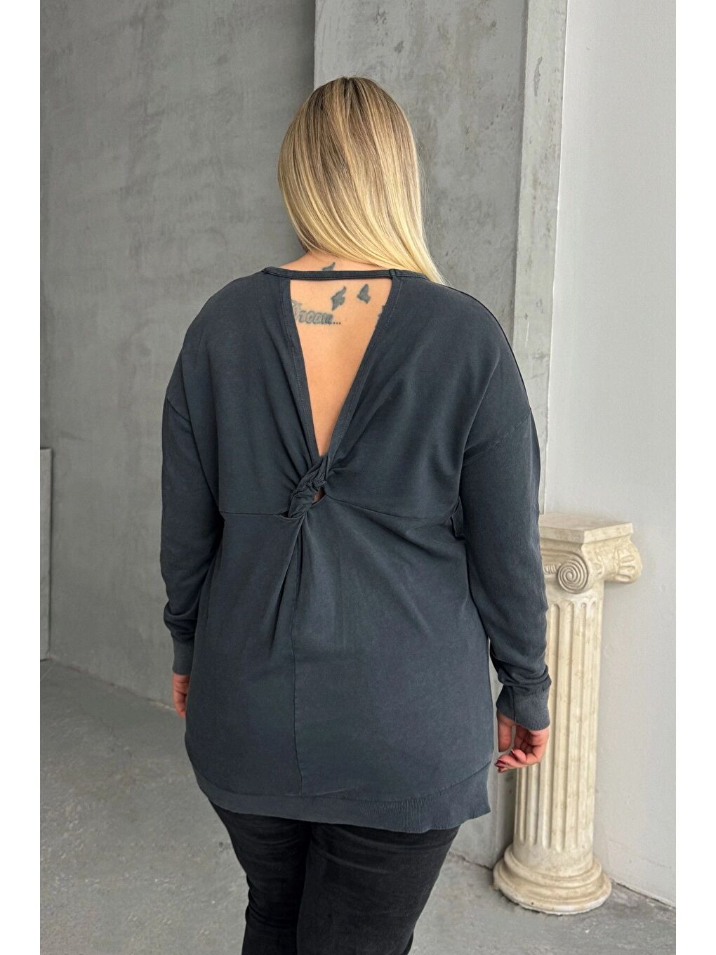 Antrasit Büyük Beden Uzun Kollu Kuşgözü ve Sırt Dekolte Detaylı Sweatshirt 303870-7