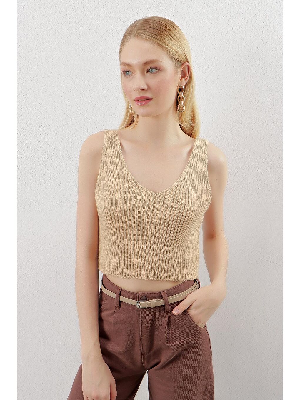 Bej Taş Askılı V Yaka Triko Crop-2