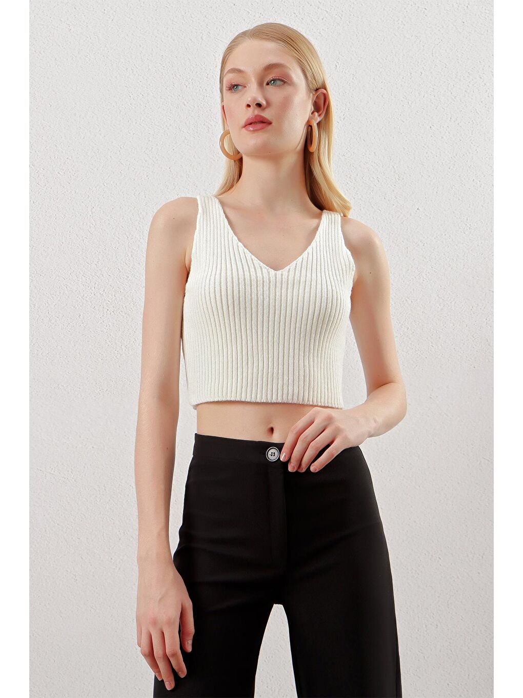 Ekru Askılı V Yaka Triko Crop