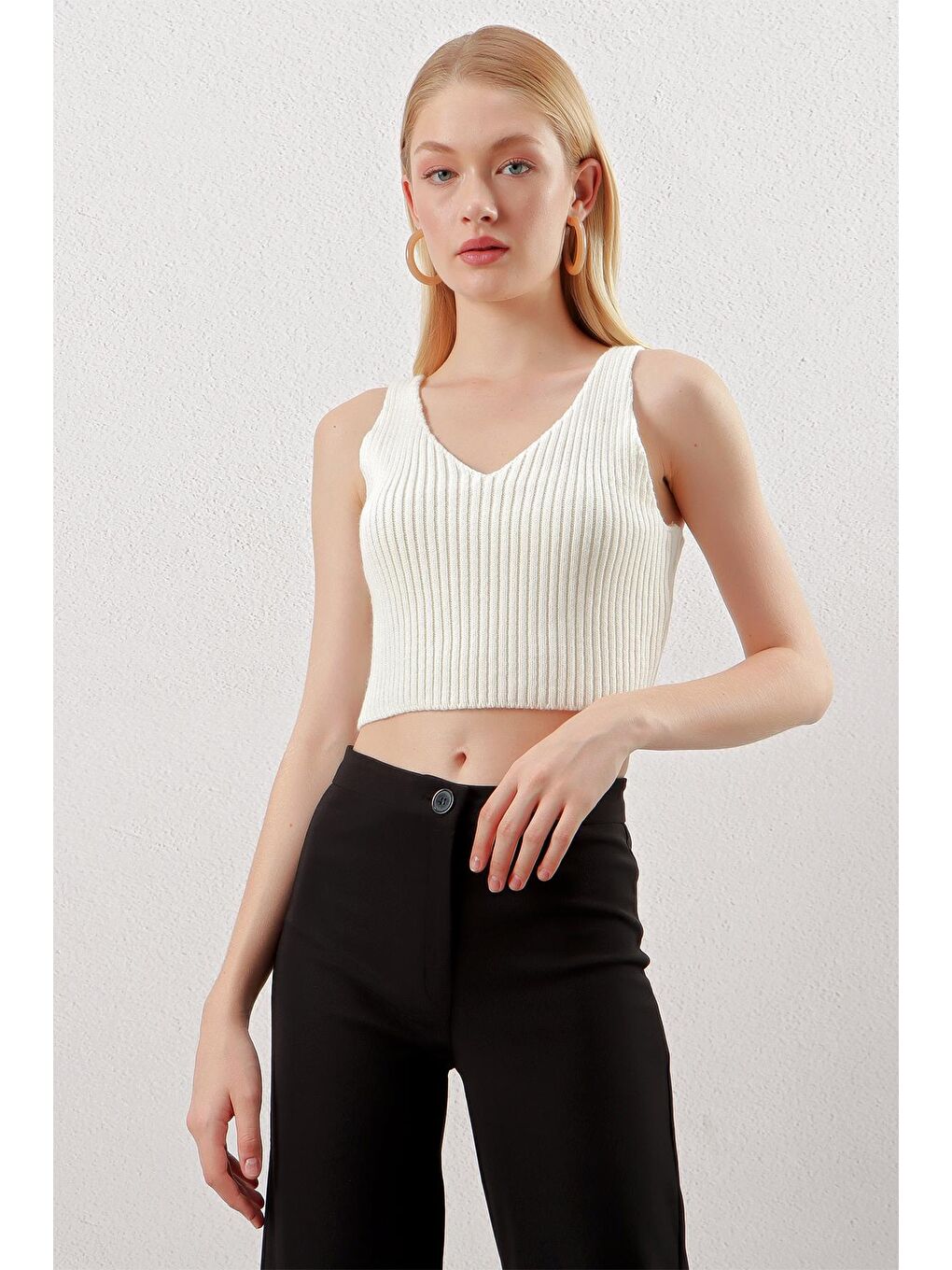 Ekru Askılı V Yaka Triko Crop-1