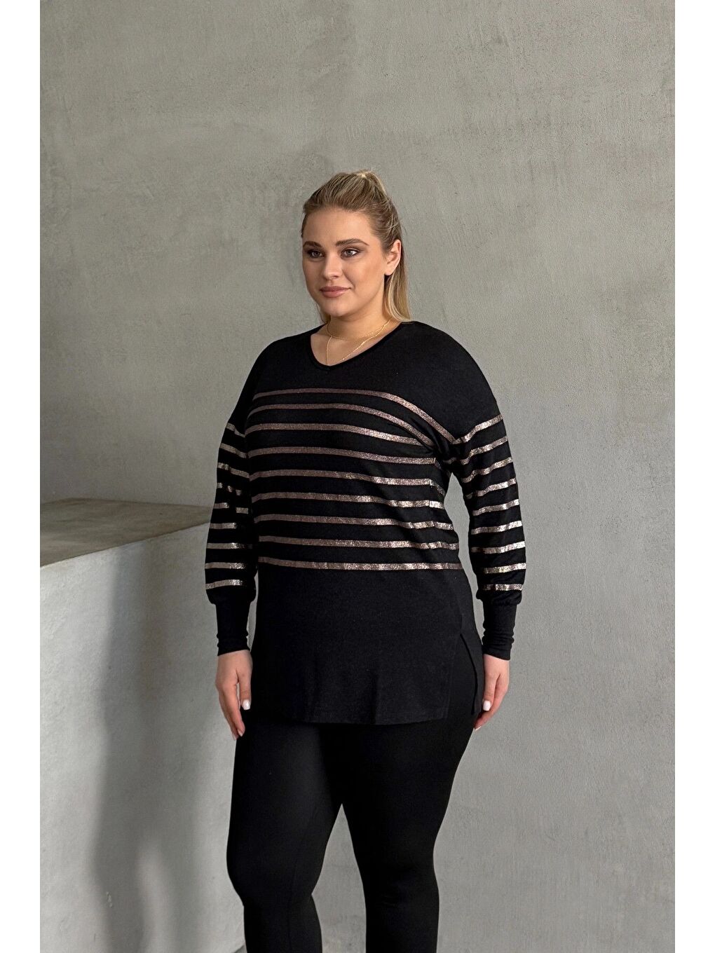 Siyah Büyük Beden Uzun Kollu V Yaka Bilekleri Lastikli Bluz 302910-1