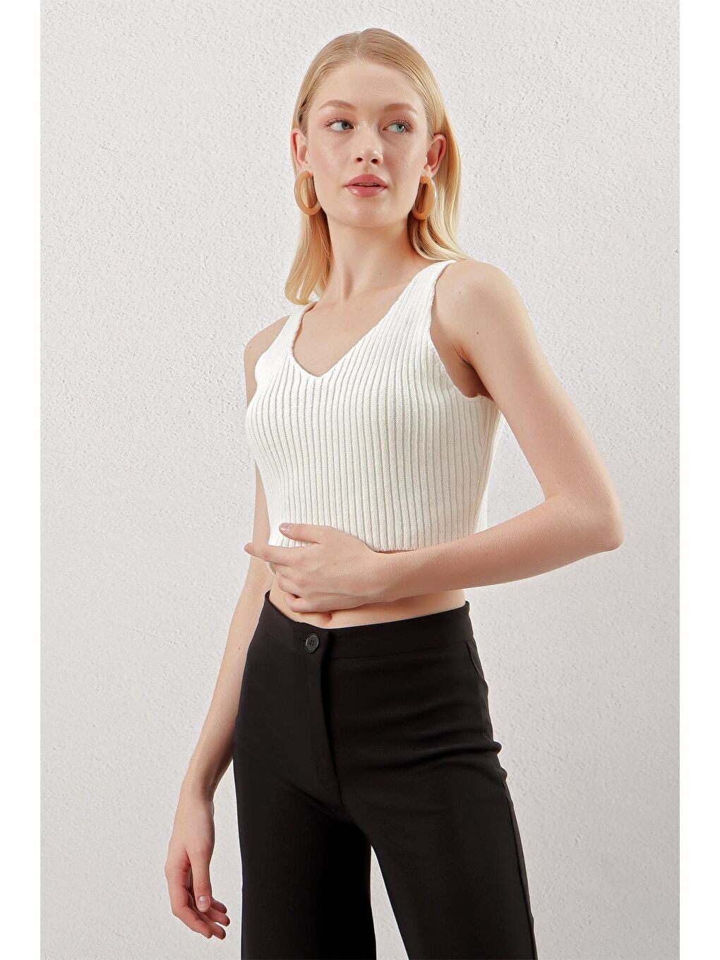 Ekru Askılı V Yaka Triko Crop-2