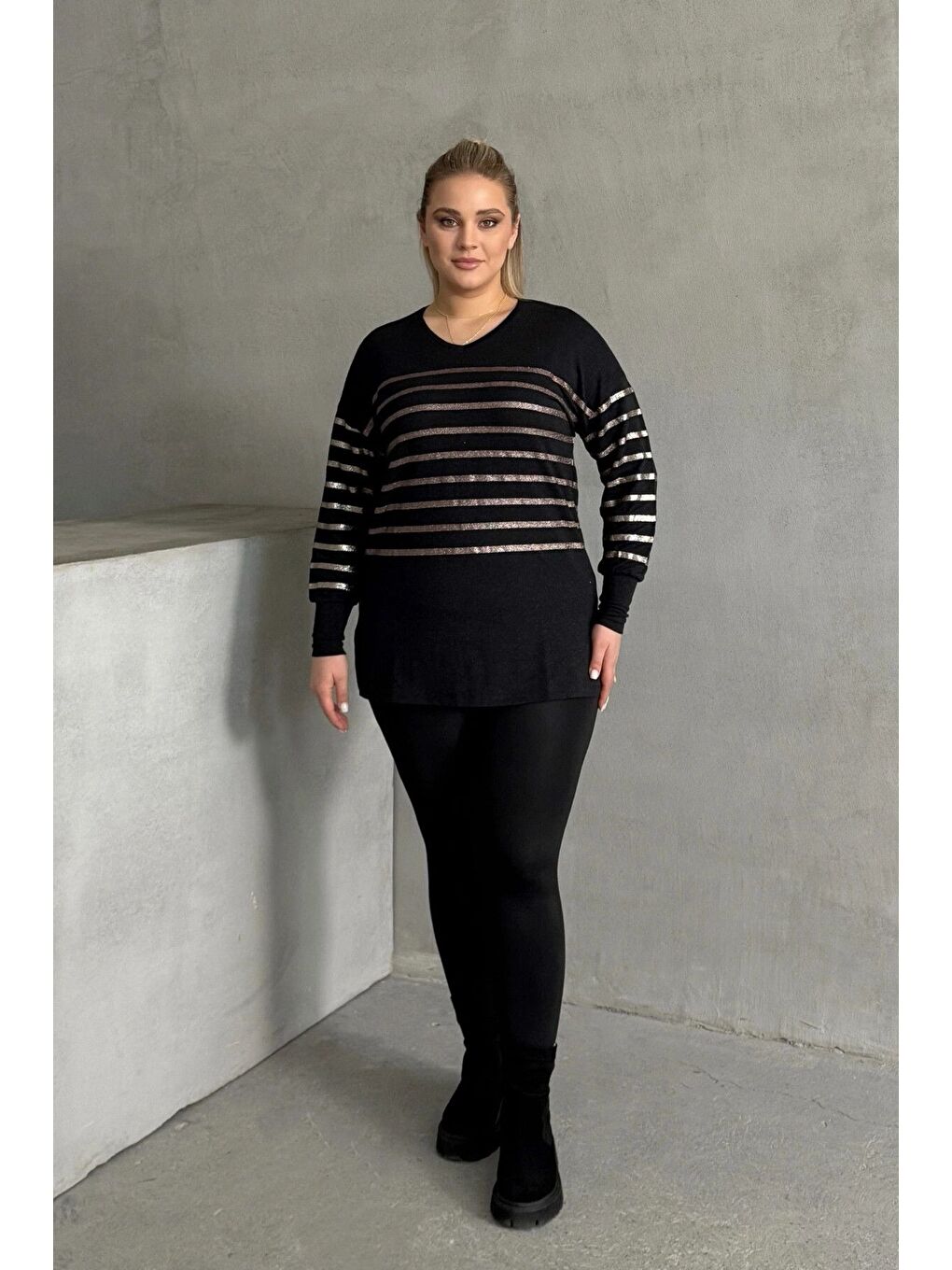 Siyah Büyük Beden Uzun Kollu V Yaka Bilekleri Lastikli Bluz 302910-3