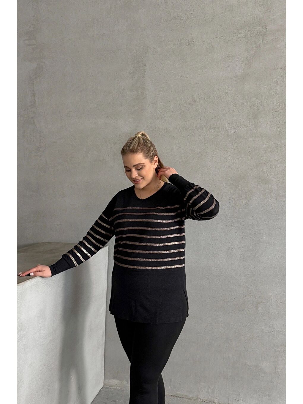 Siyah Büyük Beden Uzun Kollu V Yaka Bilekleri Lastikli Bluz 302910-4