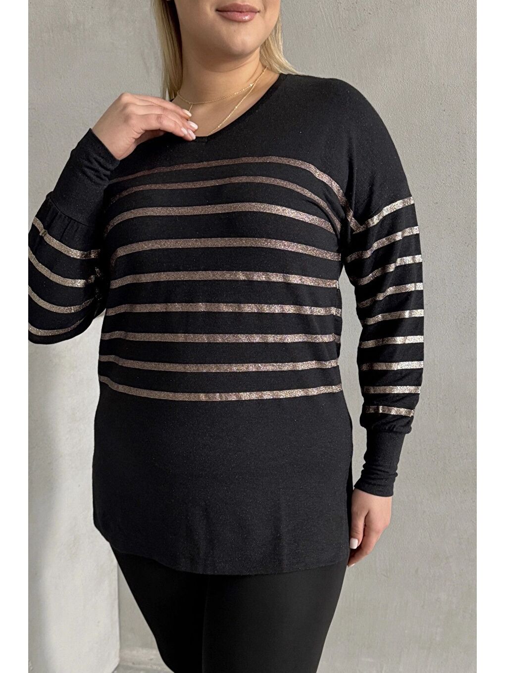 Siyah Büyük Beden Uzun Kollu V Yaka Bilekleri Lastikli Bluz 302910-5