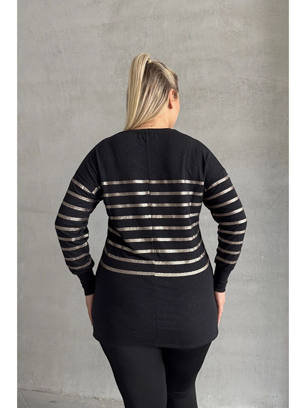 Siyah Büyük Beden Uzun Kollu V Yaka Bilekleri Lastikli Bluz 302910-6