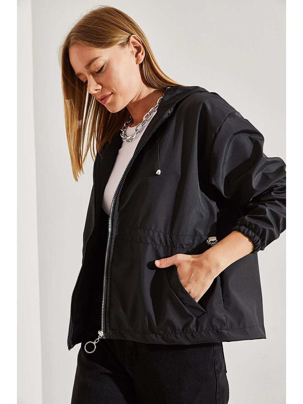 Siyah Kadın Kapüşonlu Bel Bağcıklı Yağmurluk-1