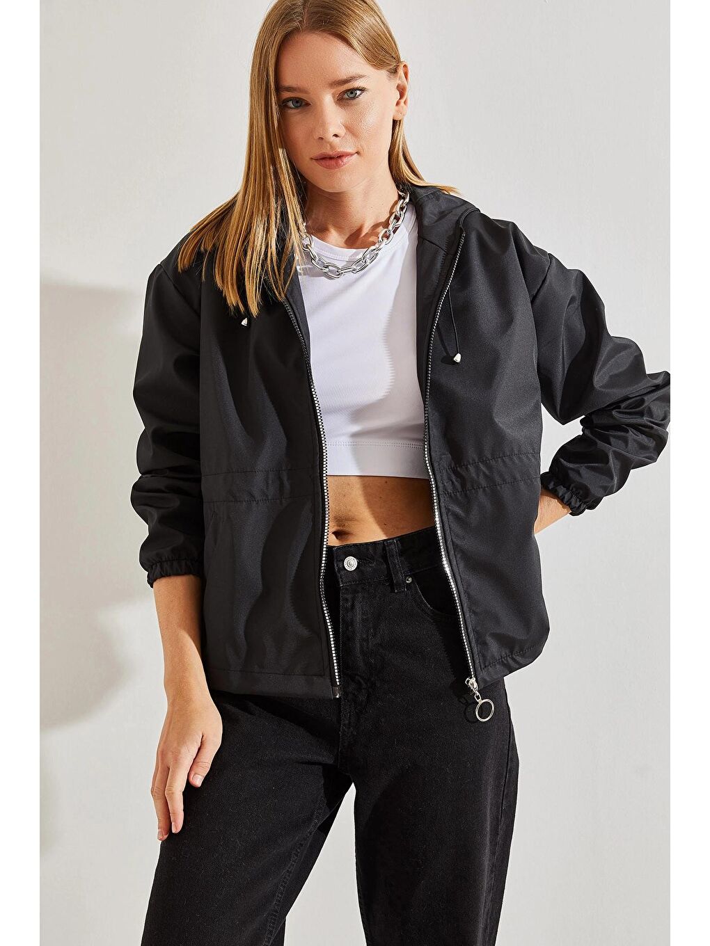 Siyah Kadın Kapüşonlu Bel Bağcıklı Yağmurluk-4